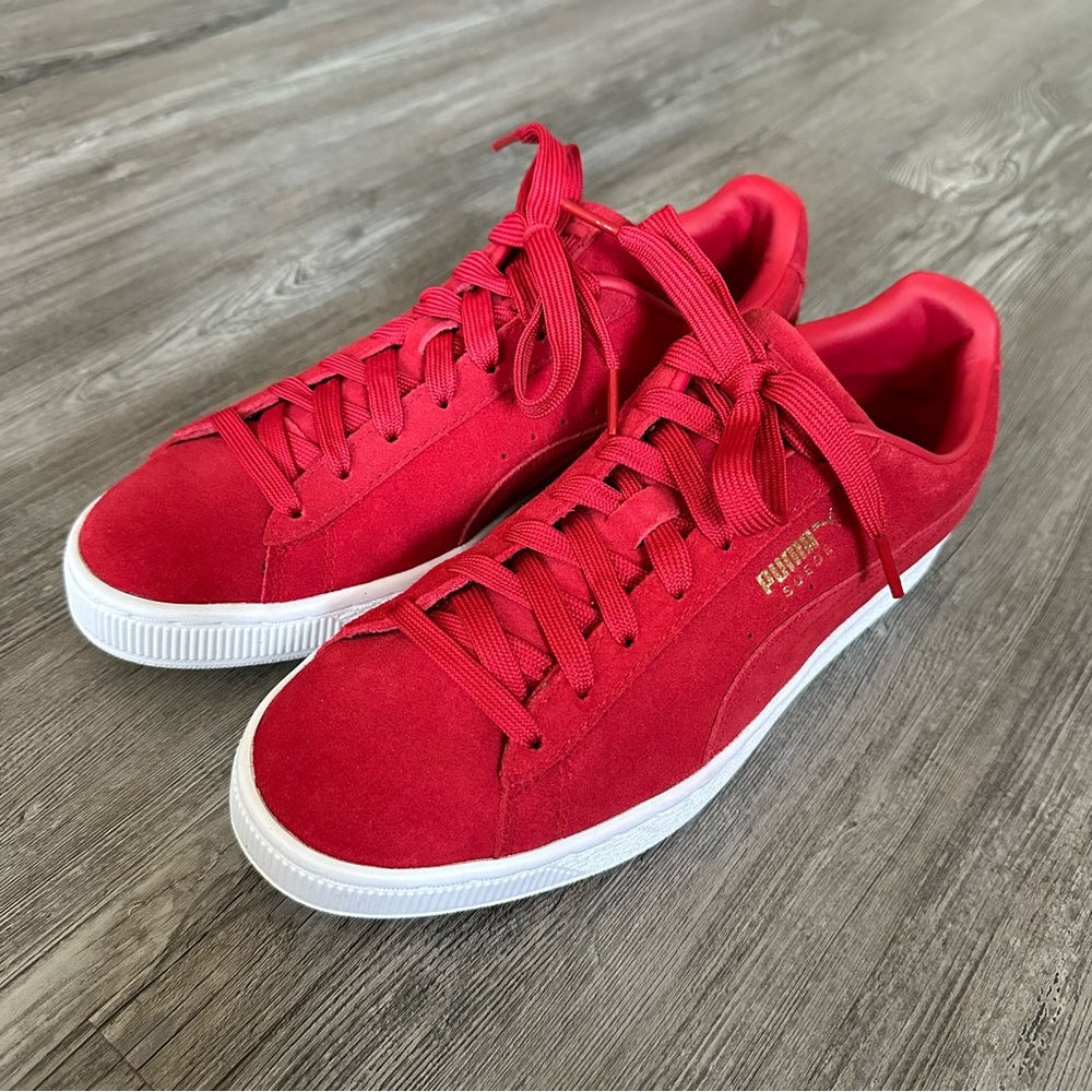 Puma Suede Classics in tango red
